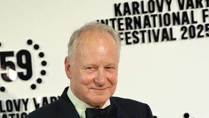 FOTO: Stellan Skarsgård ve Varech převzal křišťálový glóbus. Hvězdě Pirátů z Karibiku tleskal zaplněný sál.