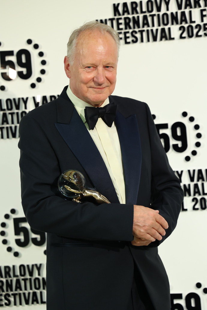 FOTO: Stellan Skarsgård ve Varech převzal křišťálový glóbus. Hvězdě Pirátů z Karibiku tleskal zaplněný sál. – stránka 18