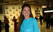 Eva Decroix sleduje filmové projekce.