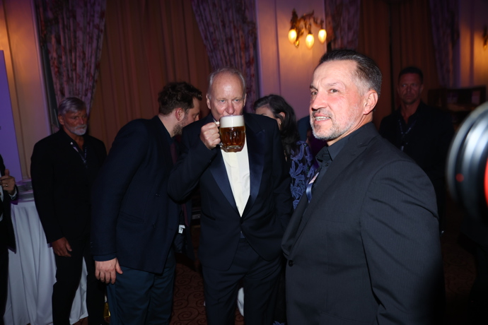 FOTO: Stellan Skarsgård i s pivem působí elegantně. – stránka 1