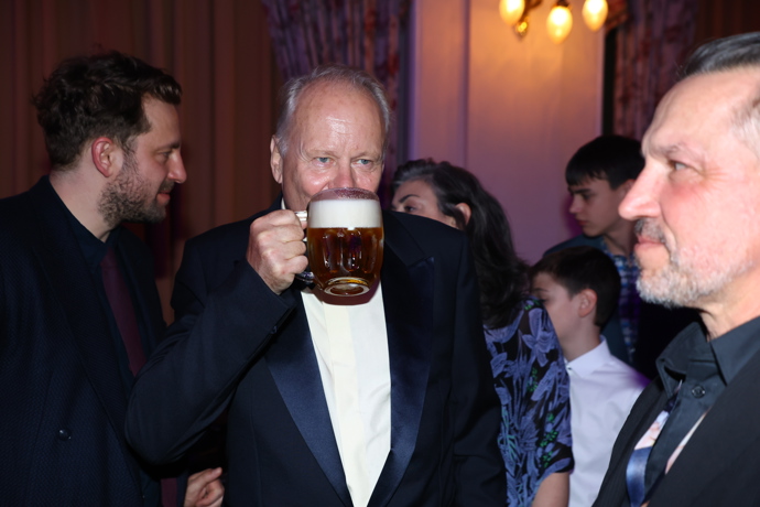 FOTO: Stellan Skarsgård si vychutnal čeké pivo. – stránka 2