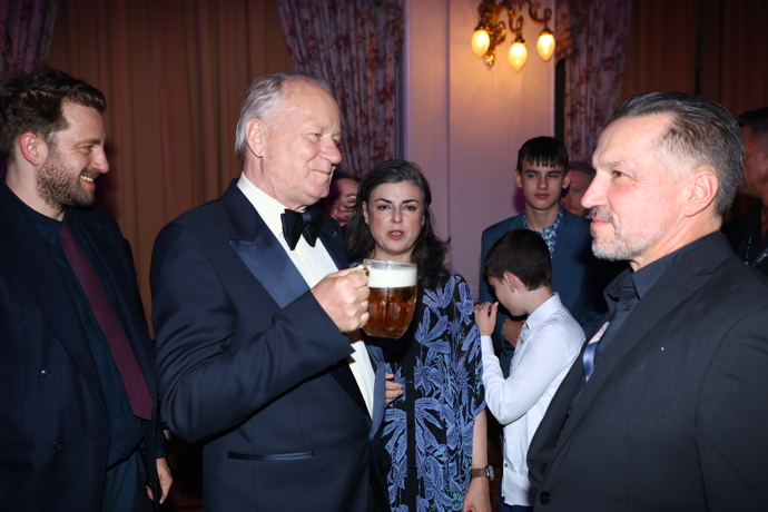 FOTO: Stellan Skarsgård po boku manželky. – stránka 5