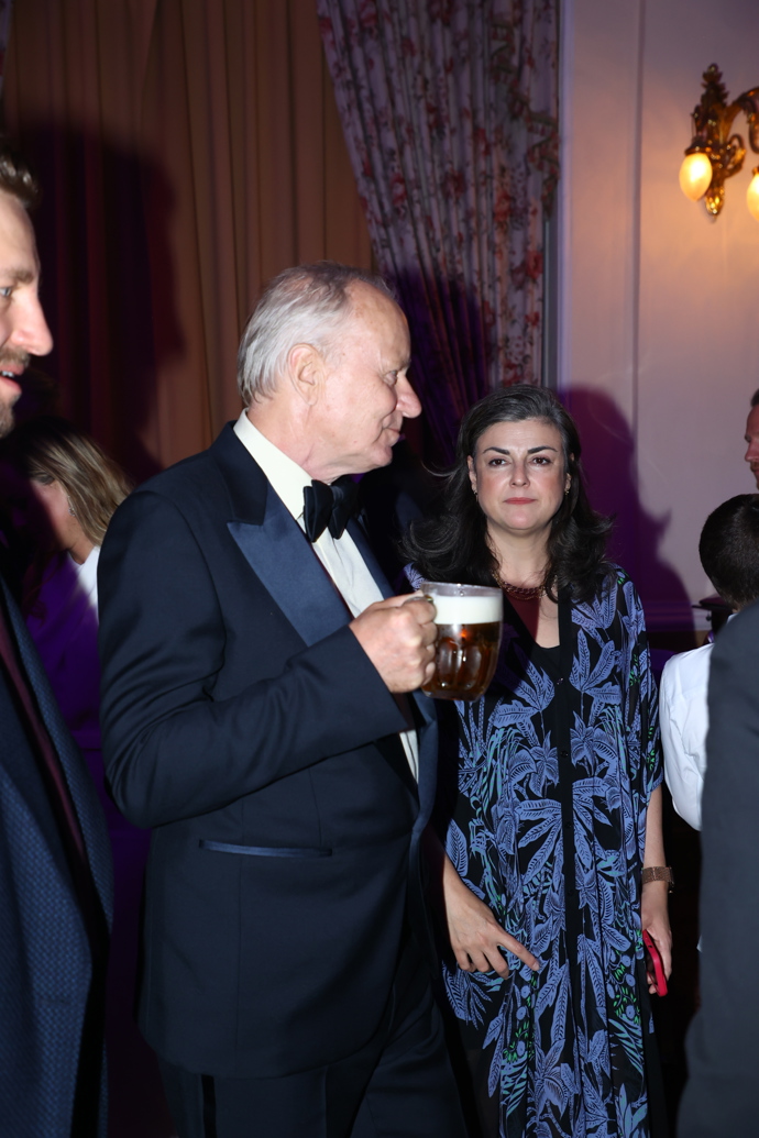FOTO: Stellan Skarsgård se nemohl nabažit piva. – stránka 6