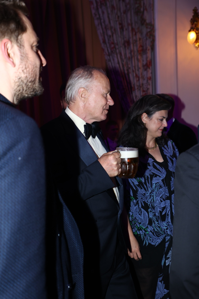FOTO: Stellan Skarsgård si dal pivko. – stránka 8