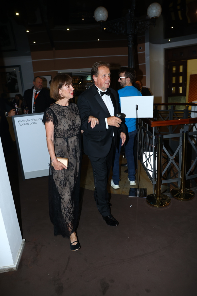 FOTO: Bartošková na večírek opustila Petra Pavla. – stránka 1
