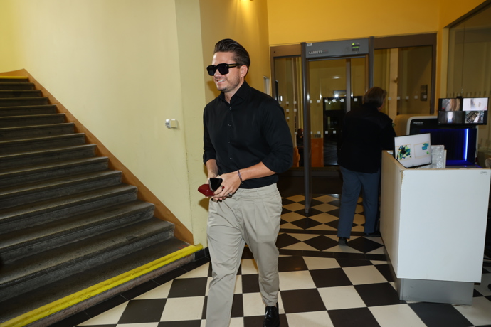FOTO: Na sobě měl stylový outfit. – stránka 32