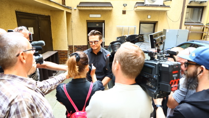 FOTO: Ondřej Brzobohatý v obklopení novinářů.