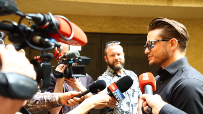 FOTO: Ondřej Brzobohatý byl obklopen novináři.