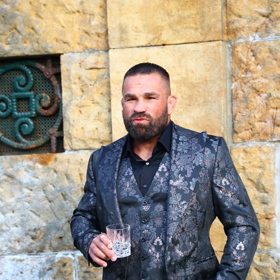 Karlos Vémola ve společnosti.