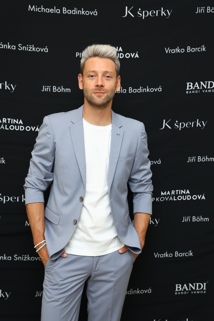 FOTO: Jiří Böhm v pánském obleku Bandi. – stránka 14