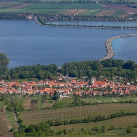 Pohled na Dolní Věstonice, kde byla soška nalezena.