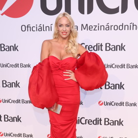 Zpěvačka Kate Matl s sebou na večírky nosí především konturky. 