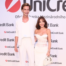 Celí v bílém přišli sourozenci Nikol a Jakub Ponerovi, kteří patří k české návrhářské špičce.