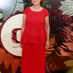 Milena Steinmasslová svým monochromatickým červeným outfitem včetně trendy balerín ukázala, že syté barvy nejsou po sedmdesátce tabu.