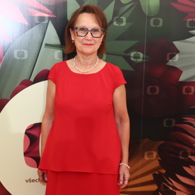 Herečka výrazný look zjemnila elegantními perlovými šperky. Naopak červená rtěnka a moderní brýle podrtrhly současnost celého looku.