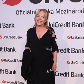 Dagmar Havlová oblékla černé šaty návrháře Lukáše Macháčka, které jsou ozvláštněné skleněnými aplikacemi. 