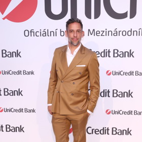 Janek Bartoška oblékl světle hnědý oblek s dvouřadým sakem doplněný o bílou košili a černé lakýrky. 