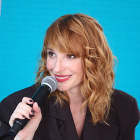 Zrzavé vlasy, ale naopak v prodlouženější délce. Takový účes má slovenská herečka Vica Kerekes