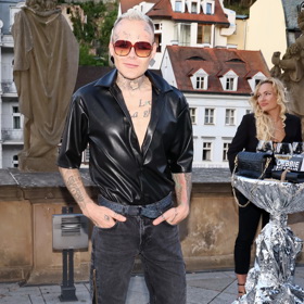 Jaro je velkým fanouškem návrhářky Debbie Brown a takto přišel oblečený na jednu z jejích přehlídek. 