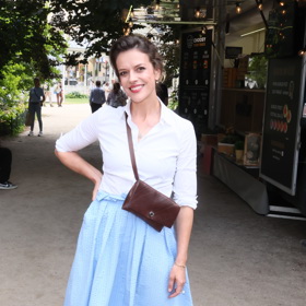 Herečka Andrea Růžičková zvolila kombinaci bílé košile a šik blankytně modré sukně.