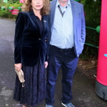Kromě manžela si s sebou politička a právnička vzala i zlatou kabelku do ruky, která tmavý outfit krásně vyvážila. Stejně jako béžové lodičky...