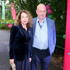 Kromě manžela si s sebou politička a právnička vzala i zlatou kabelku do ruky, která tmavý outfit krásně vyvážila. Stejně jako béžové lodičky...