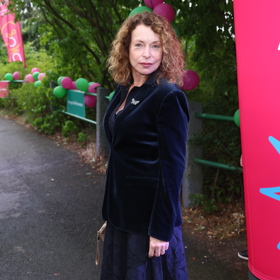 ...i detail v podobě trendy brože ve tvaru motýla, která nahradila šperky.