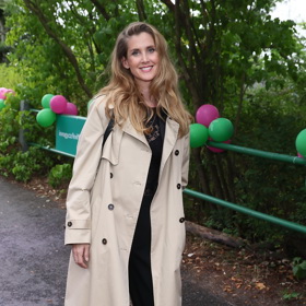 Ke svému kabátku nazouvá herečka s oblibou pohodlné bílé tenisky. 