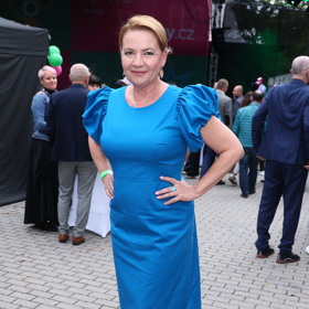 Moderátorka Jolana Voldánová si vzala modré koktejlky s nabíranými rukávy.