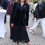 Petra Buzková se v Karlových Varech blýskla v elegantním, ale nikoliv usedlém tmavomodrém outfitu. Sametové sako a krajkové šaty působily luxusně a noblesně