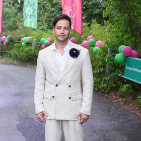 Zpěvák Milan Peroutka vyrazil na vyhlídku Diana ve smetanovém obleku s dvouřadým sakem a černou broží připomínající květ.