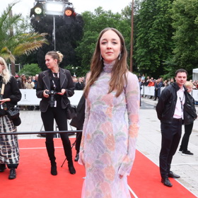 "Účes skvěle ladil k éterickým pastelovým tónům jejích šatů a celek působil čistě a elegantně. Není to styl, který by mohl urazit – spíš příjemná inspirace pro ty, kdo chtějí jednoduchý, ale hezký styling na červený koberec," uzavírá hodnocení kadeřník. 