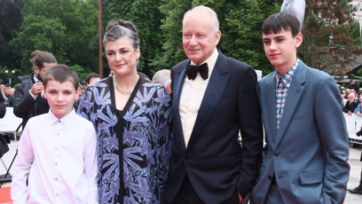 FOTO: Stellan Skarsgård na červeném koberci obklopen rodinou.