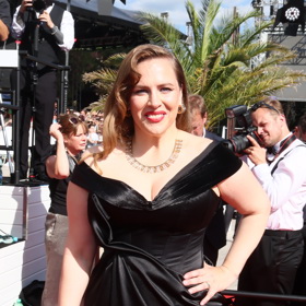 Petra Nesvačilová doplnila šaty výrazným náhrdelníkem.