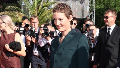 FOTO: Vicky Krieps na červeném koberci.