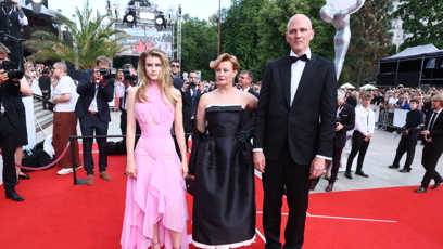 FOTO: Jitka Schneiderová s partnerem a dcerou Sofií Annou na červeném koberci.