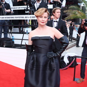 Mezi vyvolenými nechyběla ani herečka Jitka Schneiderová, jež černé šaty doplnila koženými rukavicemi stejné barvy a zajímavým dramatickým účesem.