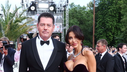 FOTO: Štěpánka Komárková manželka jednoho z nejúspěšnějších českých podnikatelů Karla Komárka vynesla model mladého domácího módního návrháře Borise Krále.
