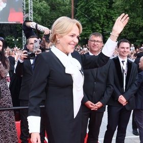 "Pro Havlovou to byla trefa do černého – drdol jí krásně otevřel tvář a zdůraznil jemné rysy. Jednoduchost účesu dodala outfitu noblesu, aniž by působil příliš strojeně," hodnotí Honza Kořínek