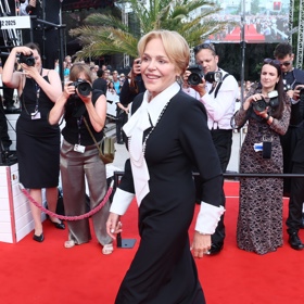 Dagmar Havlová na slavnostní zahájení zvolila velmi elegantní účes.