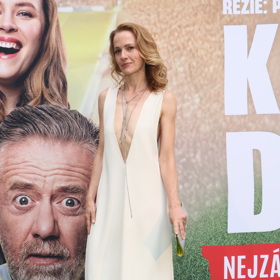 Herečka Petra Bučková na premiéru filmu Kouzlo derby oblékla šaty s odvážným výstřihem.