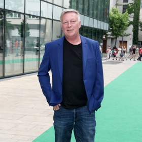 Uvolněnost a nenucenost outfitu umocnil džínami a teniskami.