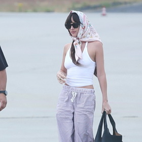 Herečka Dakota Johnson dorazila do Karlových Varů v ležérním, ale stylovém outfitu.