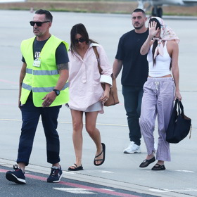 Dakota Johnson na letišti v Karlových Varech.