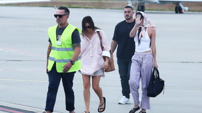 FOTO: Dakota Johnson na letišti v Karlových Varech.