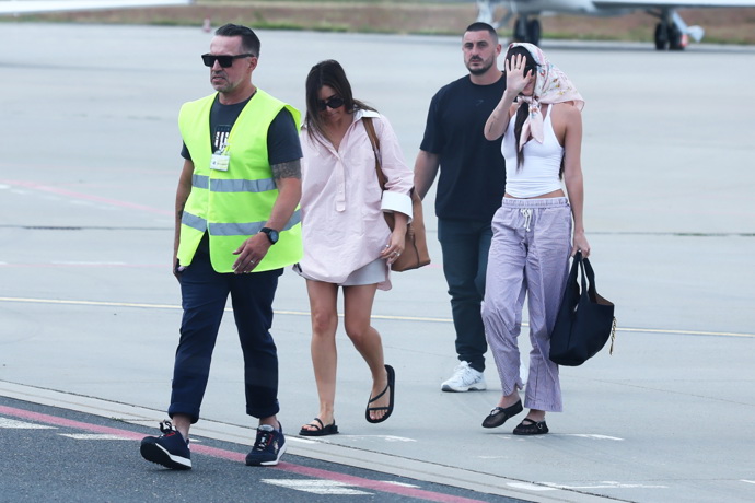 FOTO: Dakota Johnson na letišti v Karlových Varech. – stránka 32