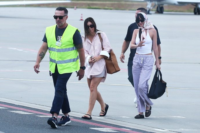 FOTO: Herečka Dakota Johnson měla přes hlavu šátek. – stránka 31