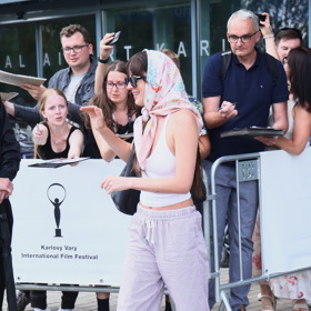 Dakota Johnson už je ve Varech.