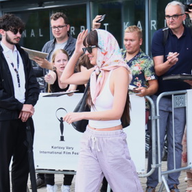 Dakota přiletěla jako pravá hollywoodská hvězda v šátku a s brýlemi na očích.
