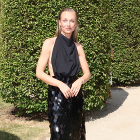 Modelka Veronika Kašáková na večírek Mumm v hotelu Imperial vsadila na černou sofistikovanost s odvážnými detaily.